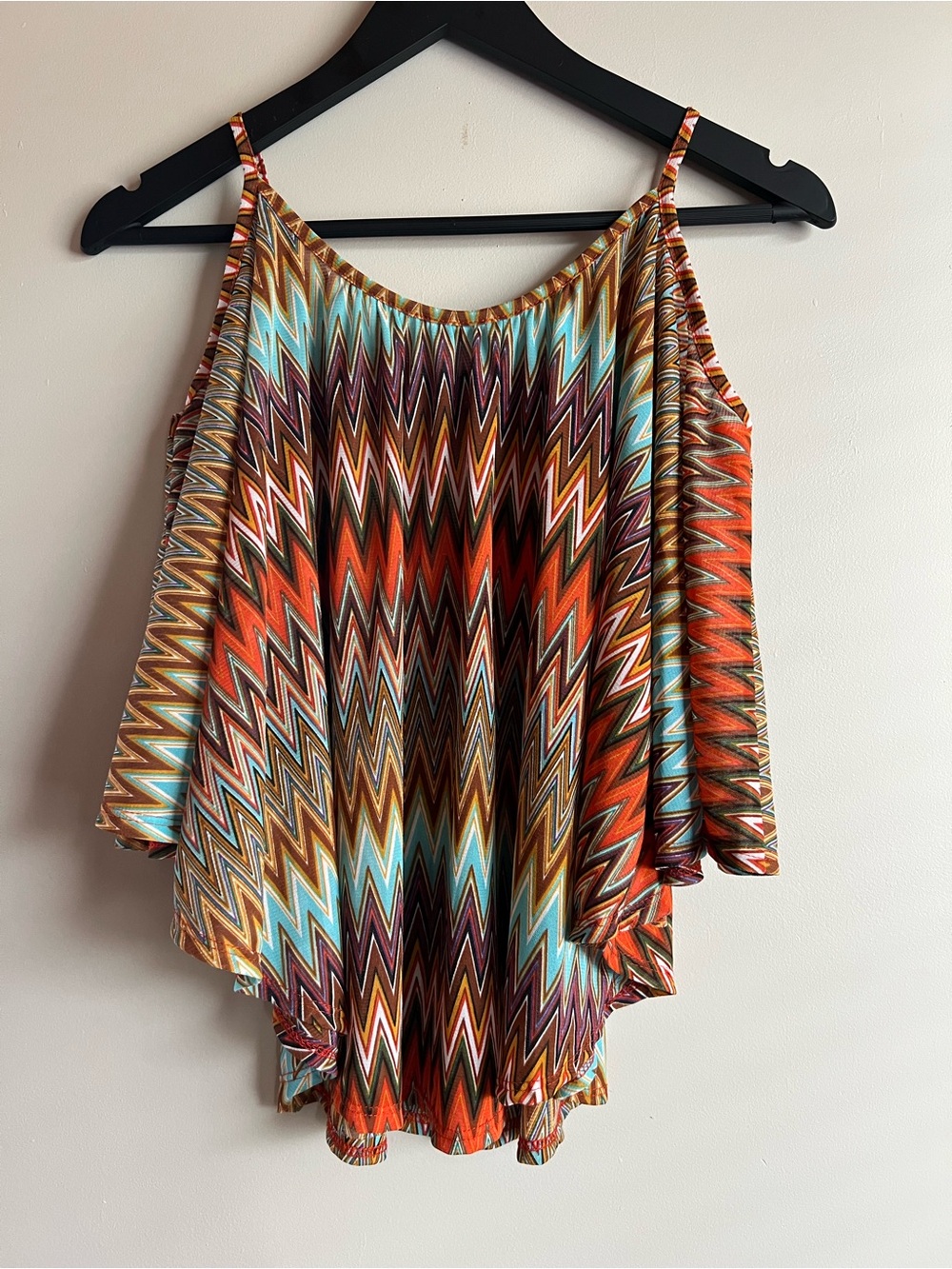Costa Blanca Collection Chevron Print Flowy Cold Shoulder Top Size S/P